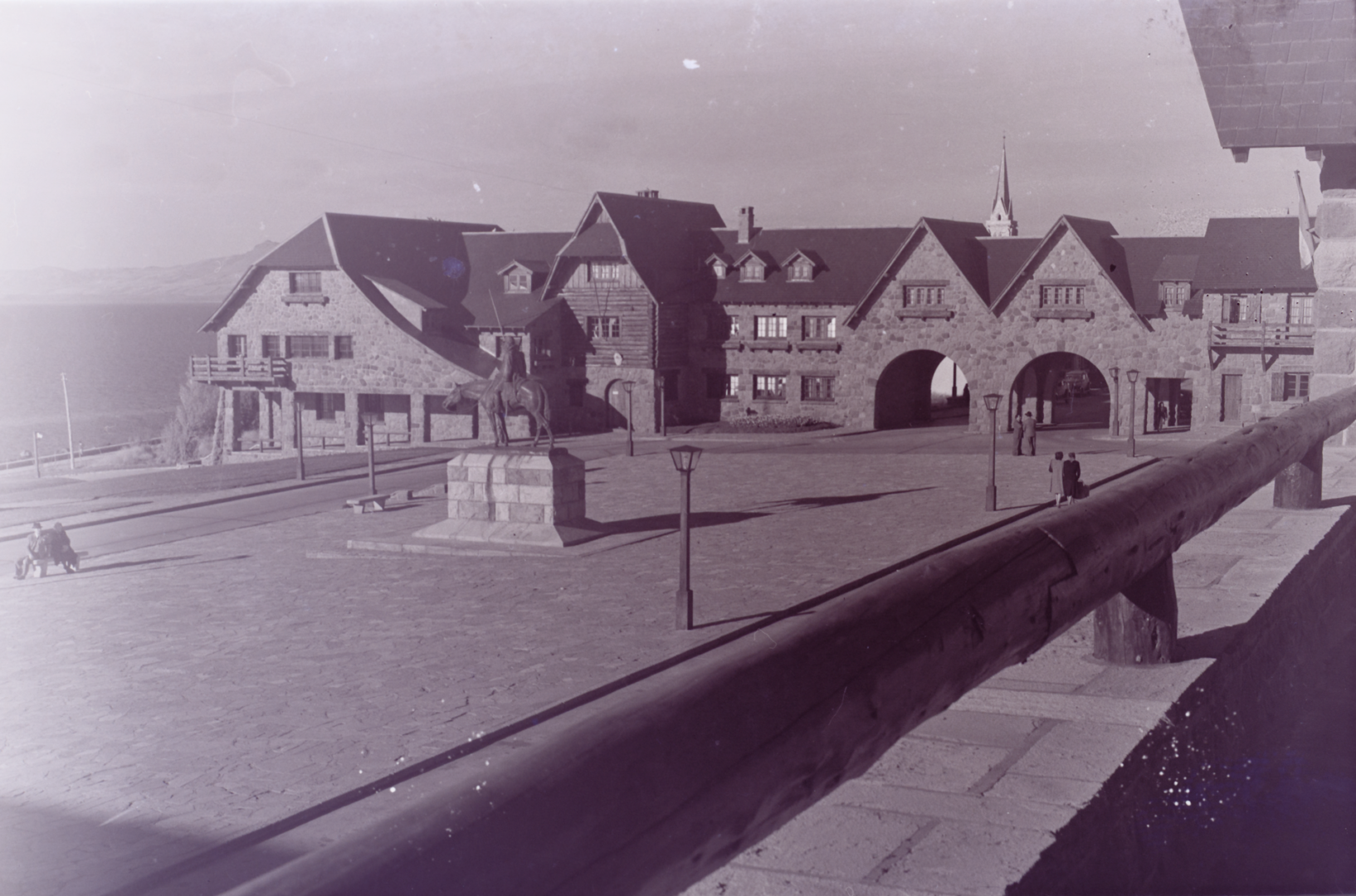Fotografía histórica desde uno de los balcones donde podemos apreciar la Plaza del Centro Cívico con su diseño original, tal como lo creara Ernesto de Estrada arquitecto