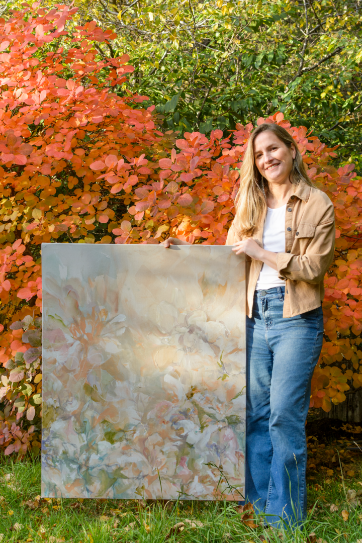 Lucía junto a una de las obras que llevará a BADA en agosto de este año. Todavía en etapa creativa, tranquila y segura de que los perfumes del otoño barilochense se impregnarán en su paleta