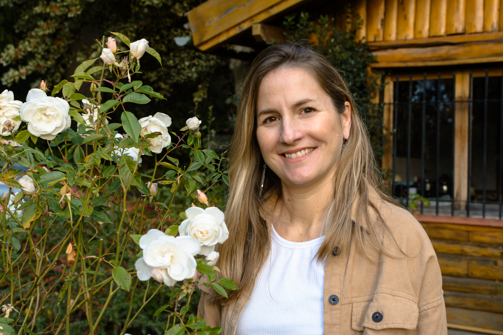 Lucía en el jardín de su atelier.
